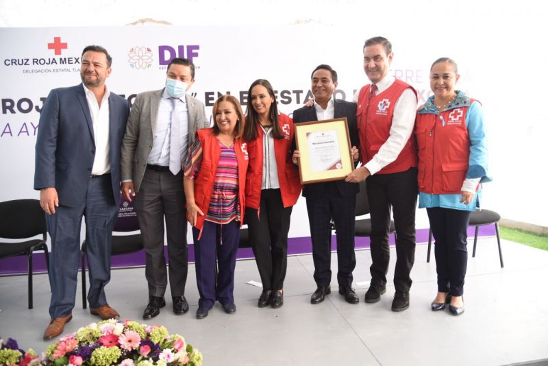 Recibe Jorge Corichi reconocimiento de la Cruz Roja Mexicana a nombre del Ayuntamiento Capitalino